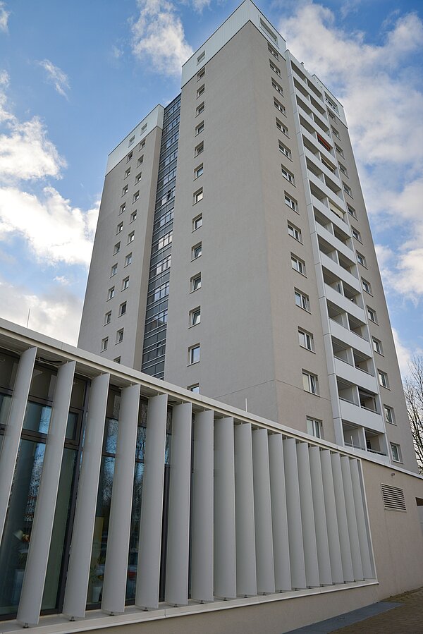 Wohnhochhaus neue Fassade im Erdgeschoss Wohnhochhaus neue Fassade im Erdgeschoss