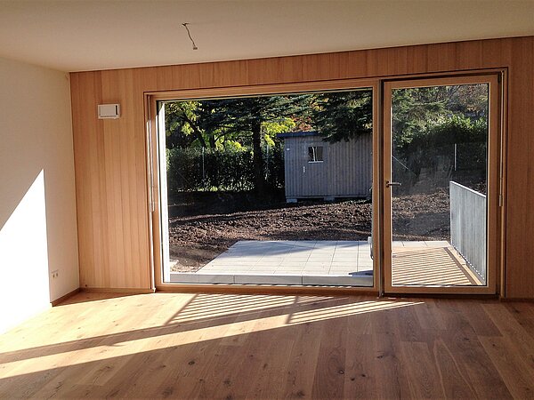Glasfront mit Holzauskleidung und Glastür Glasfront mit Holzauskleidung und Glastür