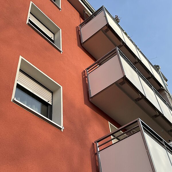 Wohnanlage Karlsruhe West neue Fassade in rot mit Balkone Wohnanlage Karlsruhe West neue Fassade in rot mit Balkone