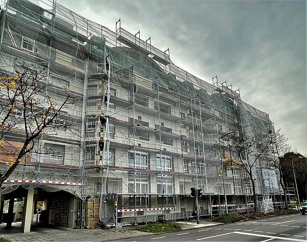 Hardtstraße Karlsruhe Außenfassade während des Umbaus mit Gerüst Hardtstraße Karlsruhe Außenfassade während des Umbaus mit Gerüst