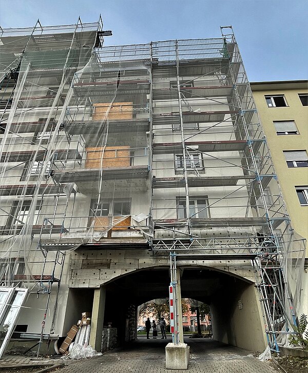 Hardtstraße Karlsruhe Außenfassade während des Umbaus mit Gerüst und Durchfahrt Hardtstraße Karlsruhe Außenfassade während des Umbaus mit Gerüst und Durchfahrt