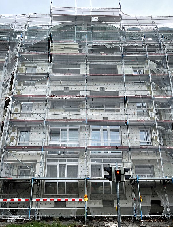 Hardtstraße Karlsruhe Umbau Außenfassade mit Gerüsten Hardtstraße Karlsruhe Umbau Außenfassade mit Gerüsten