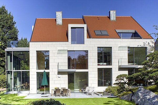 Wohnhaus mit Garten und Glasfront Wohnhaus mit Garten und Glasfront