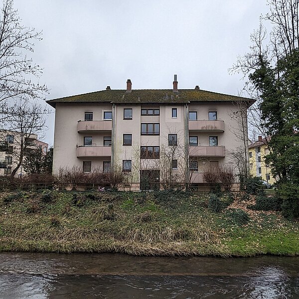 Hintere Außenfassade hinter einem Bach Hintere Außenfassade hinter einem Bach