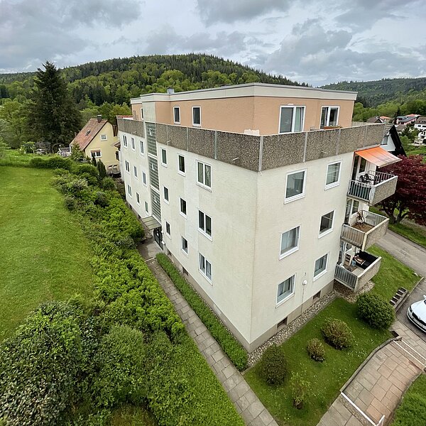 Altes, mehrstöckiges Hochhaus Altes, mehrstöckiges Hochhaus