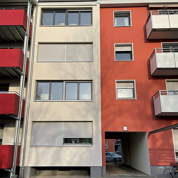 Wohnanlage Karlsruhe West neue Fassade in rot Wohnanlage Karlsruhe West neue Fassade in rot