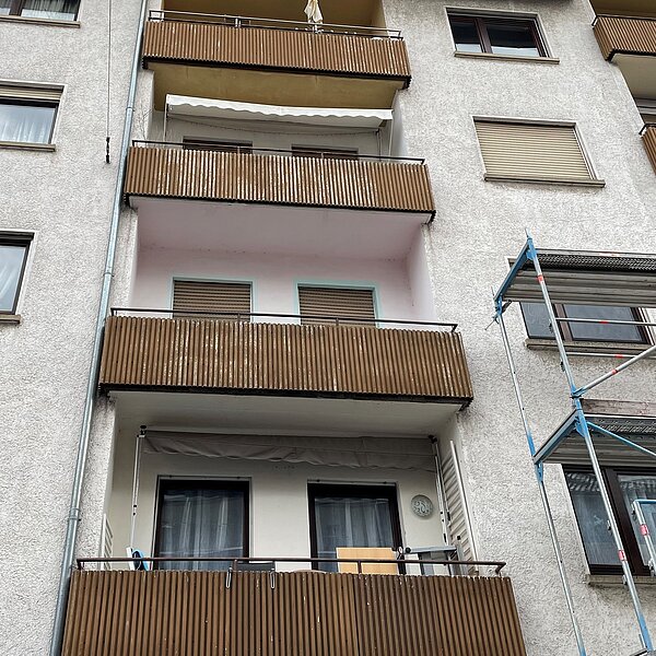 Hirschstraße Karlsruhe alte Außenfassade mit Balkons Hirschstraße Karlsruhe alte Außenfassade mit Balkons