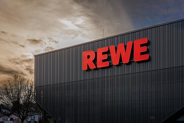 Rewe Außenfassade bei Dämmerung Rewe Außenfassade bei Dämmerung