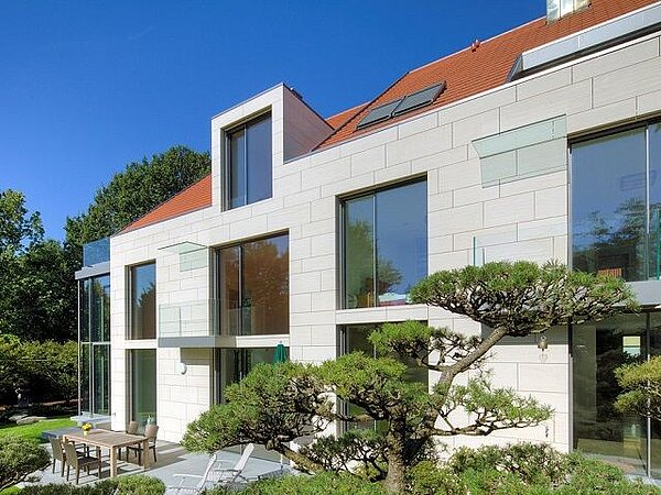 Wohnhaus mit Garten und Glasfront Wohnhaus mit Garten und Glasfront