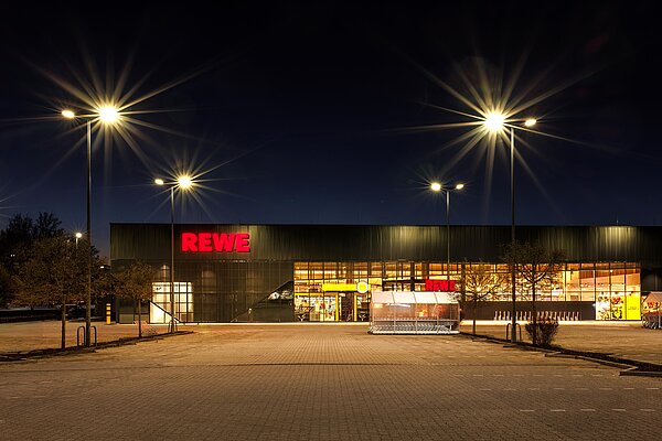 Rewe Außenfassade mit Parkplatz Rewe Außenfassade mit Parkplatz