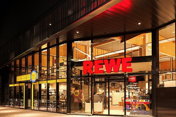 Rewe Glasfassade bei Nacht Rewe Glasfassade bei Nacht