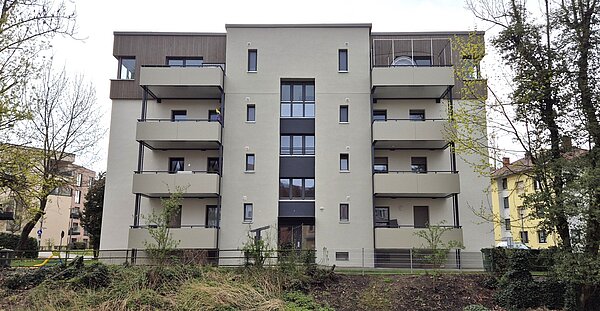 Mehrstöckige Außenfassade mit Balkons Mehrstöckige Außenfassade mit Balkons
