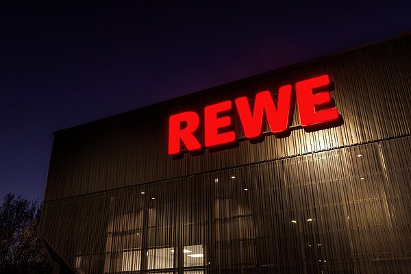 Rewe Außenfassade bei Nacht Rewe Außenfassade bei Nacht