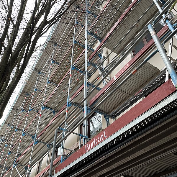 Hirschstraße Karlsruhe Umbau der Fassade mit Baugerüst Hirschstraße Karlsruhe Umbau der Fassade mit Baugerüst