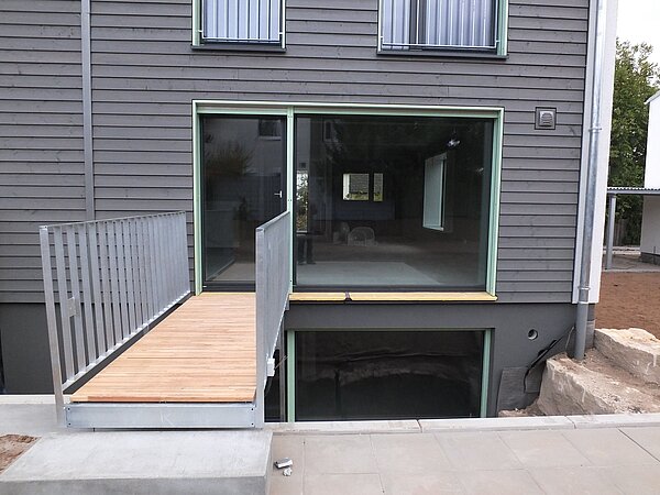 Brücke zur Glasfront des Hauses Brücke zur Glasfront des Hauses