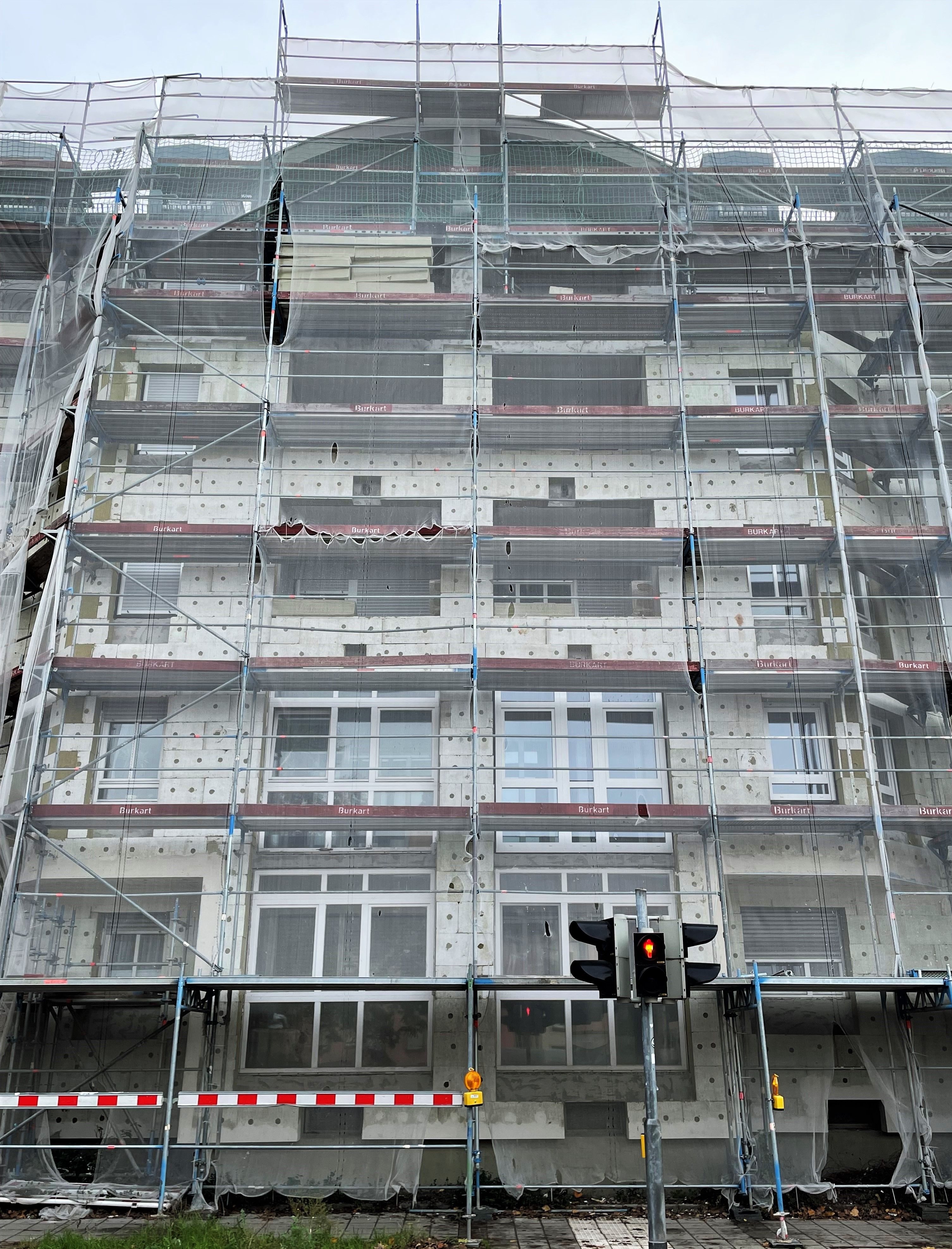 Hardtstraße Karlsruhe Umbau Außenfassade mit Gerüsten