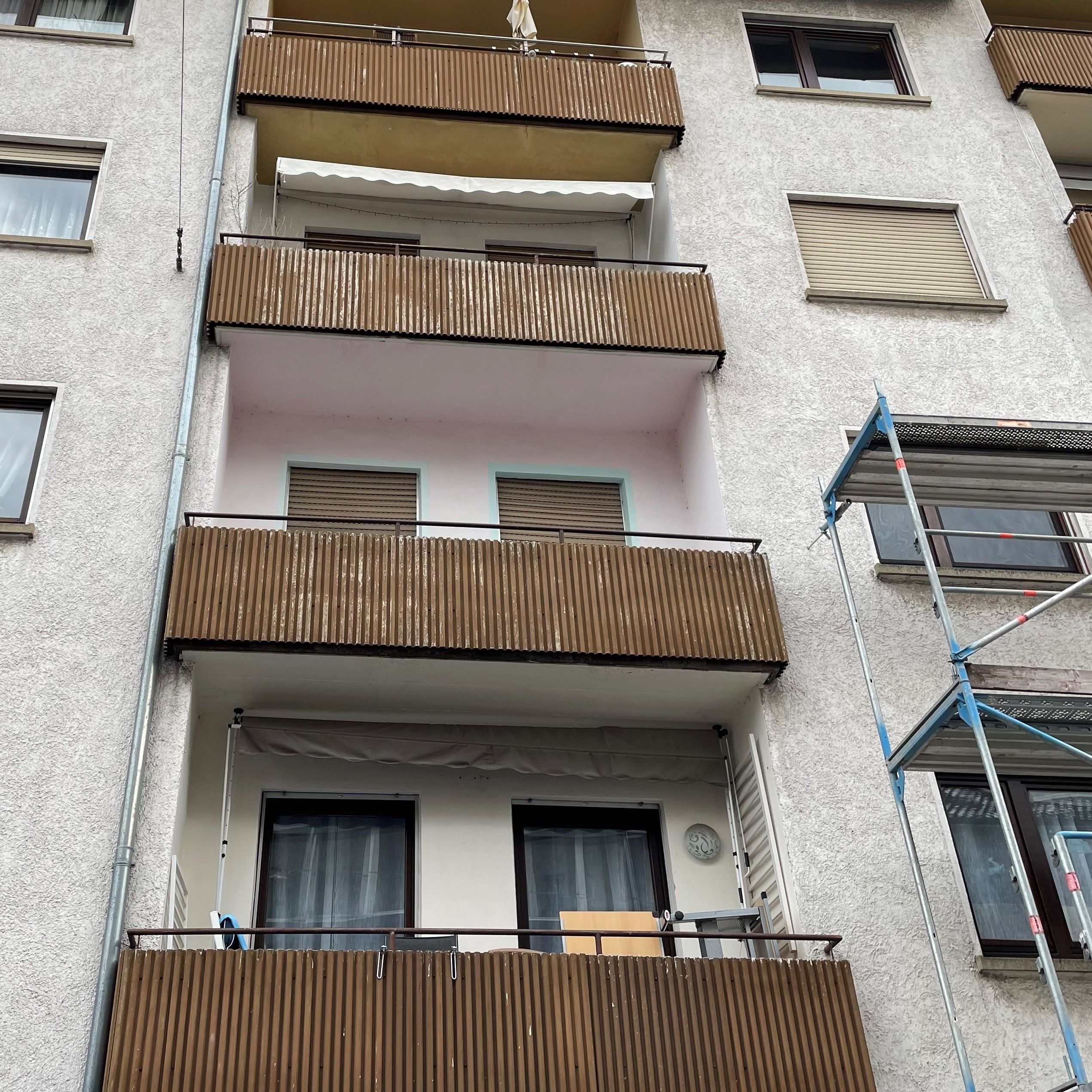 Hirschstraße Karlsruhe alte Außenfassade mit Balkons