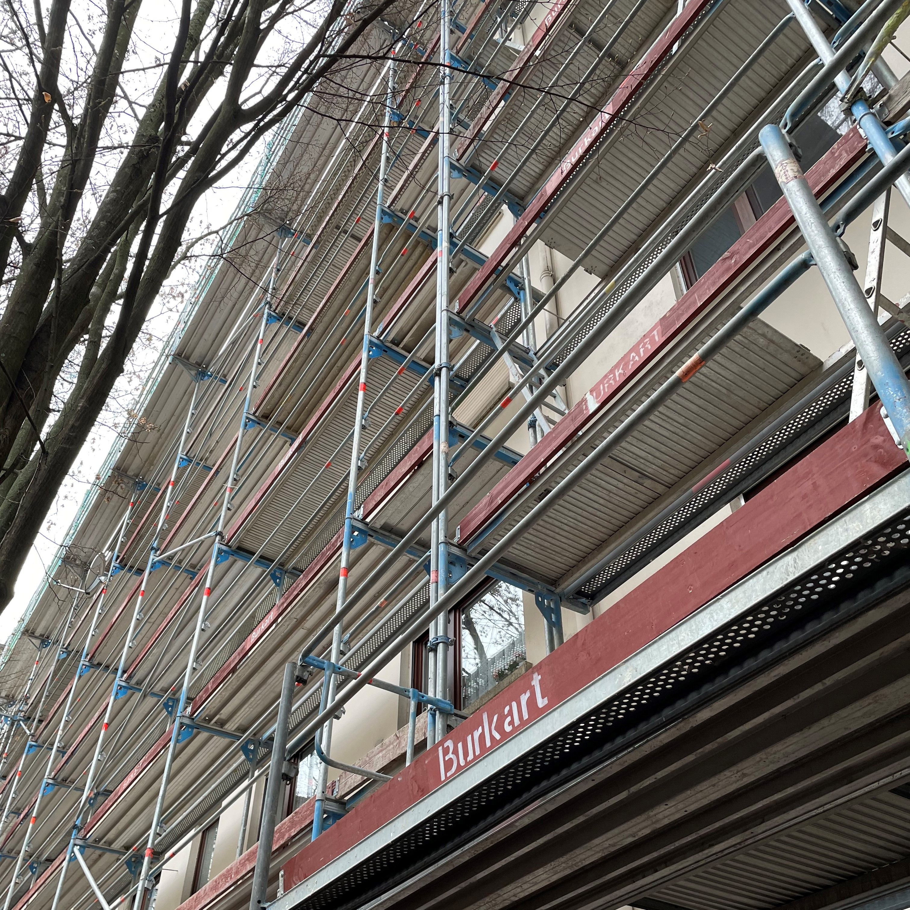 Hirschstraße Karlsruhe Umbau der Fassade mit Baugerüst