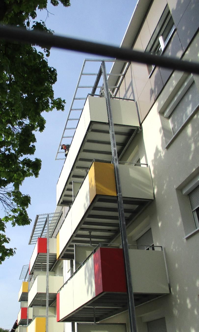Neue Balkone mit Sonnenkonstruktion