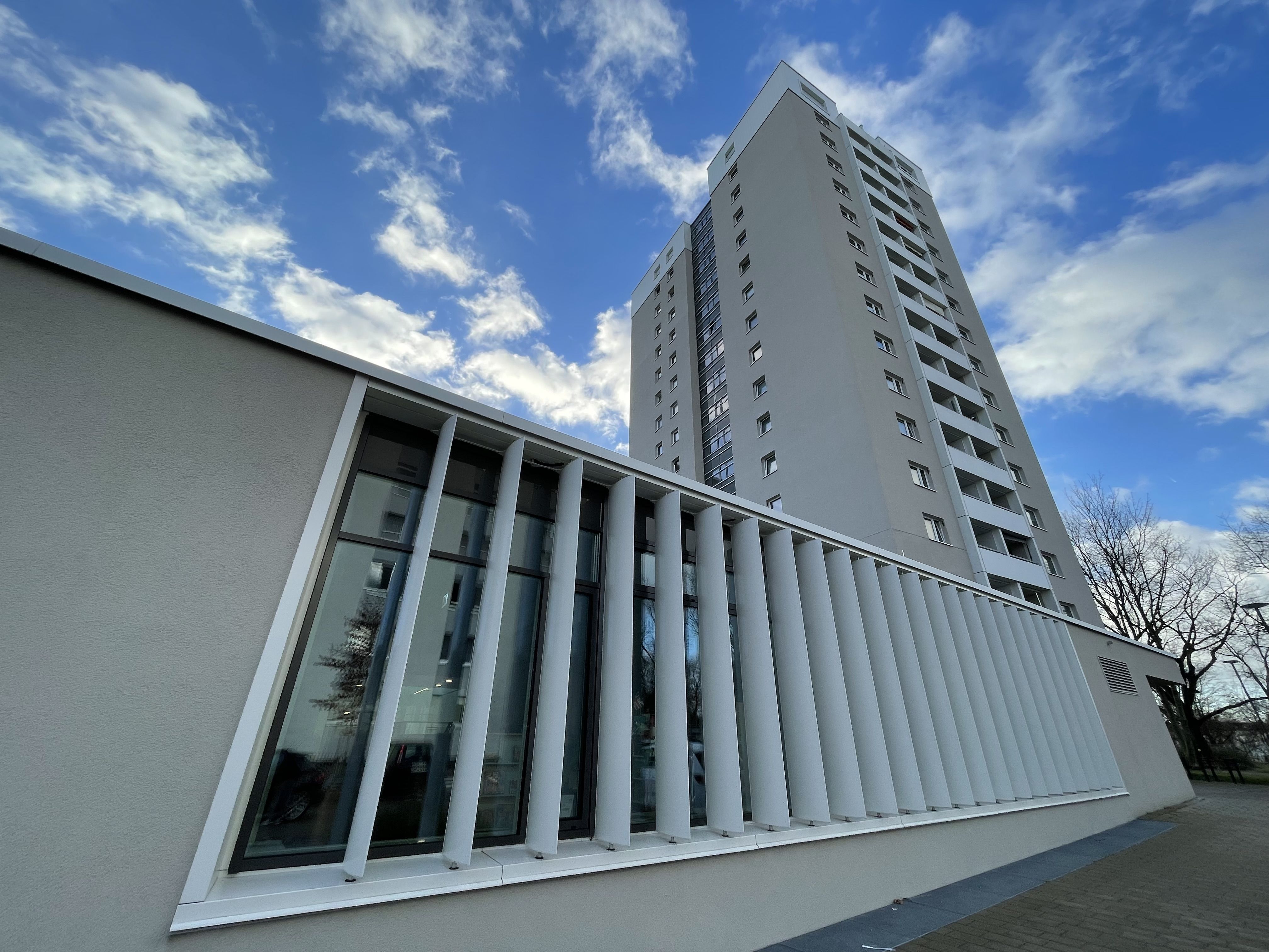 Wohnhochhaus neue Fassade im Erdgeschoss