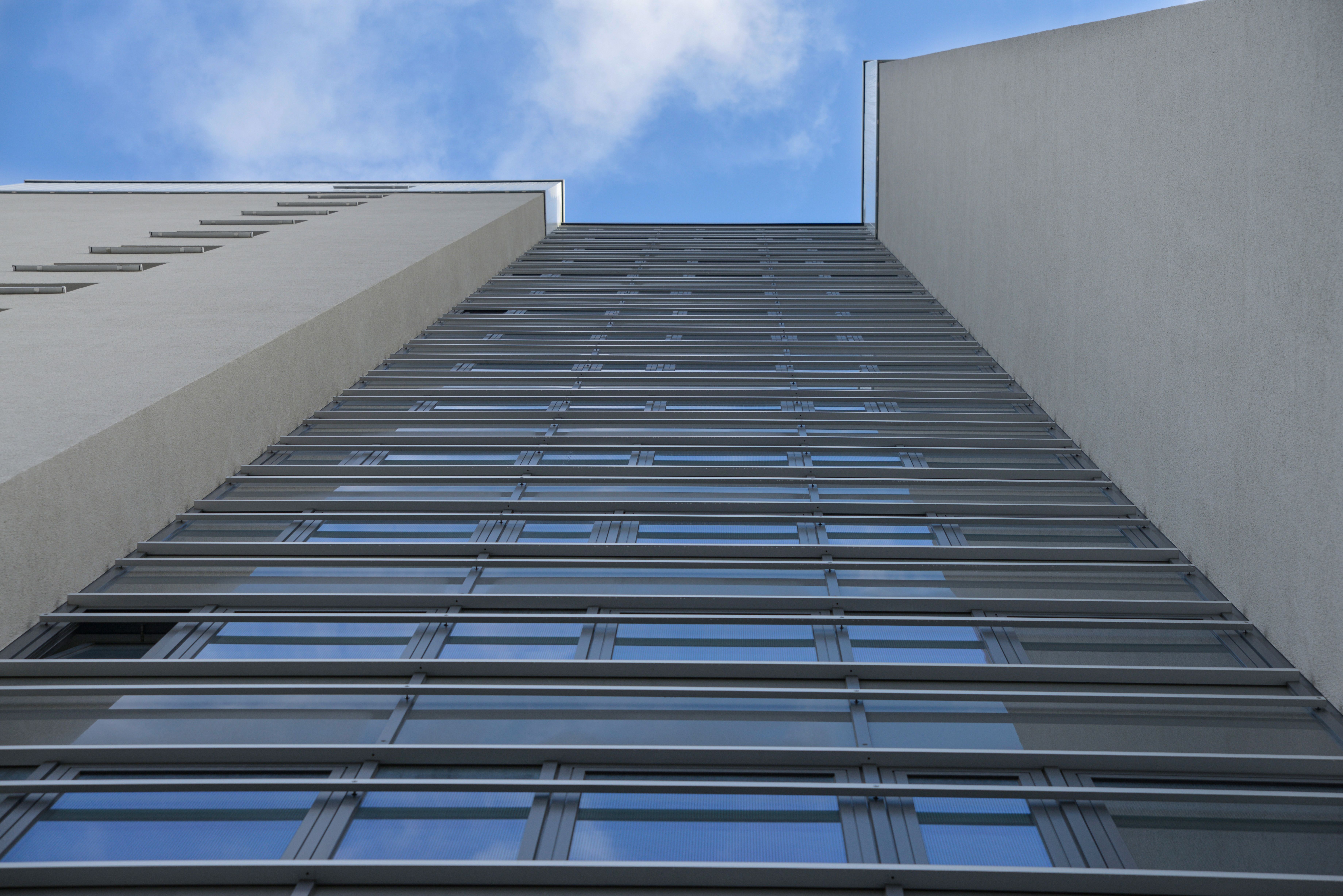 Wohnhochhaus Glasfassade Froschperspektive
