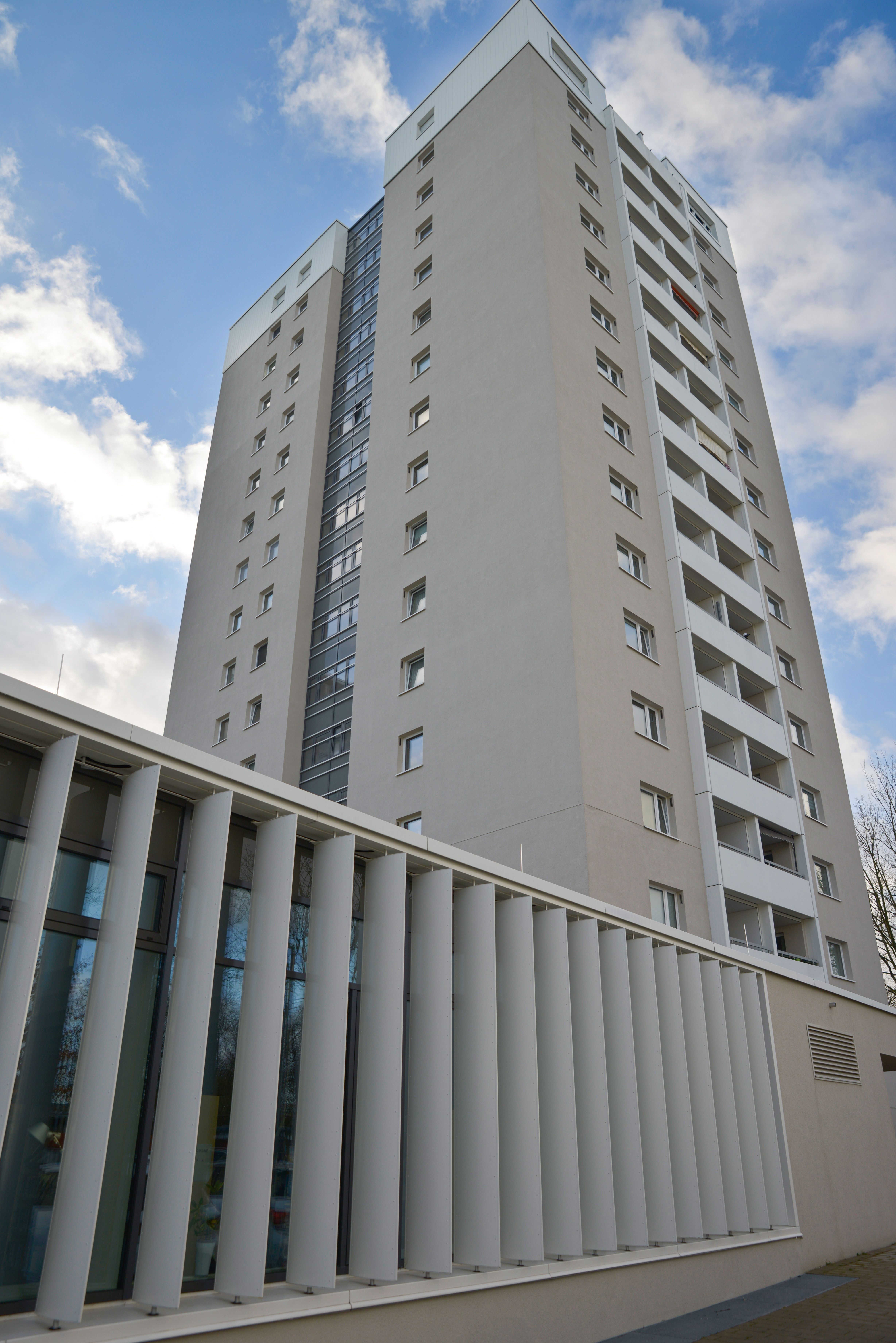 Wohnhochhaus neue Fassade im Erdgeschoss