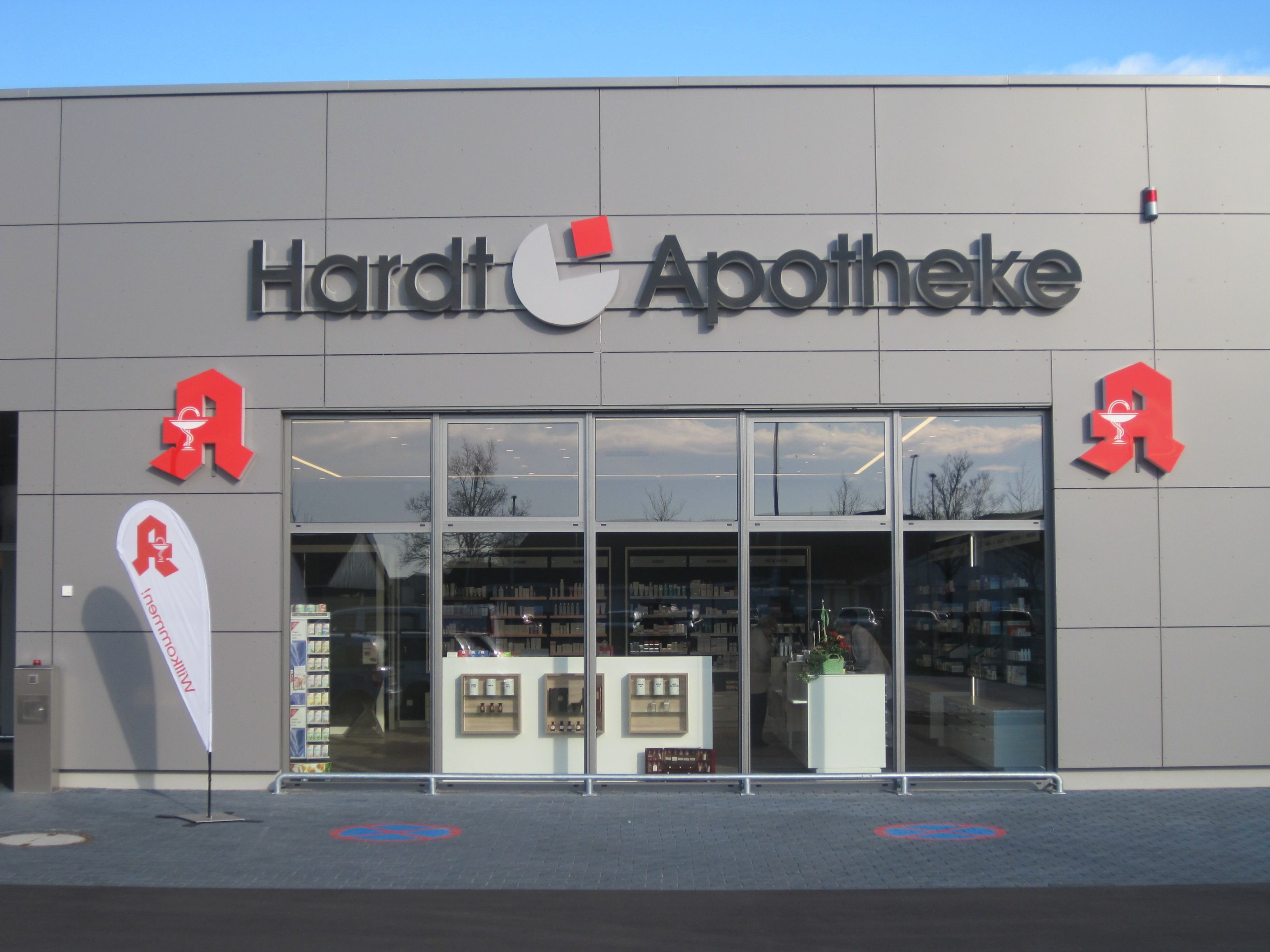 Hardt Apotheke Eingang und Logo