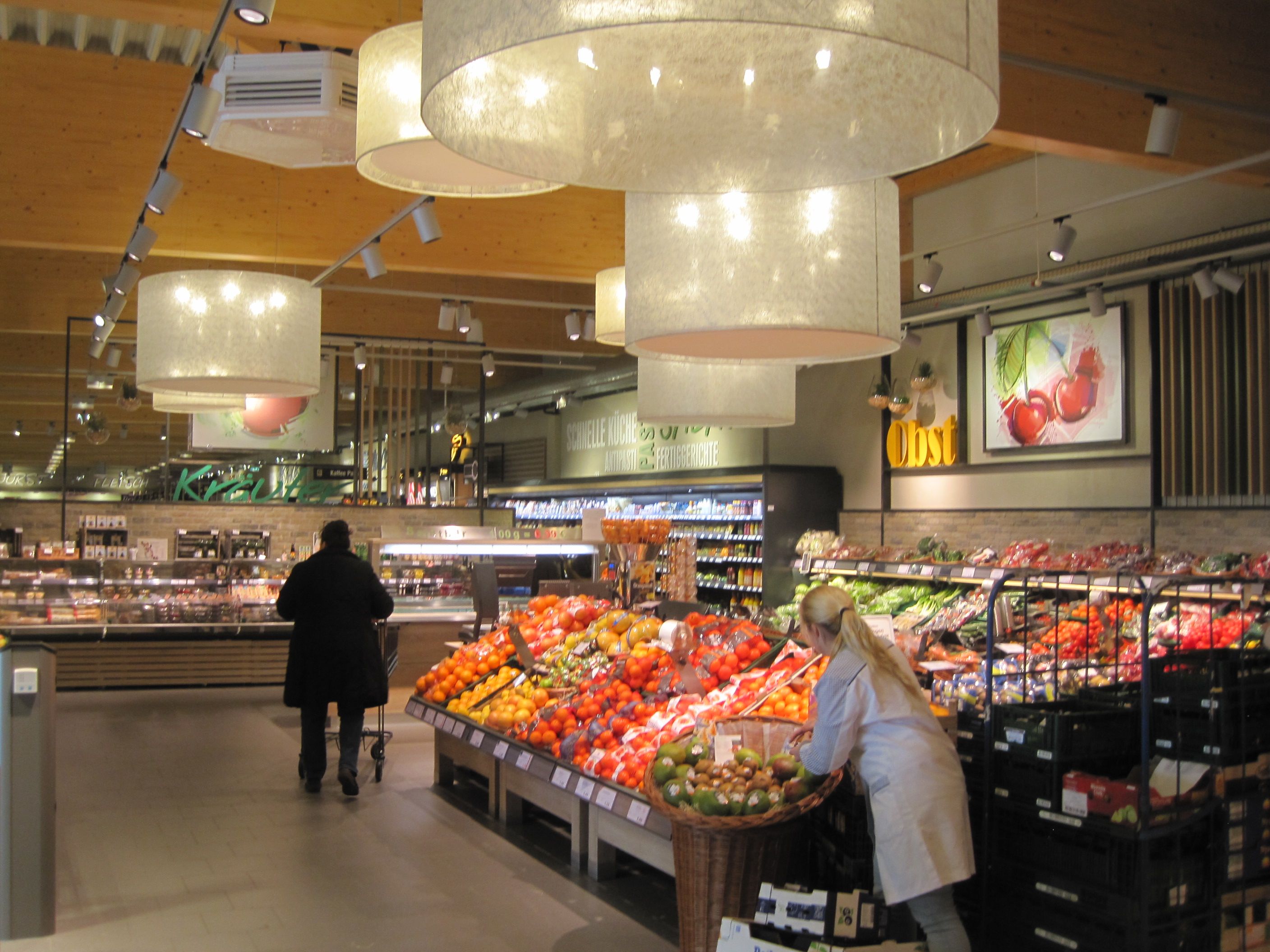 Edeka Obst- und Gemüsetheke im Innenraum