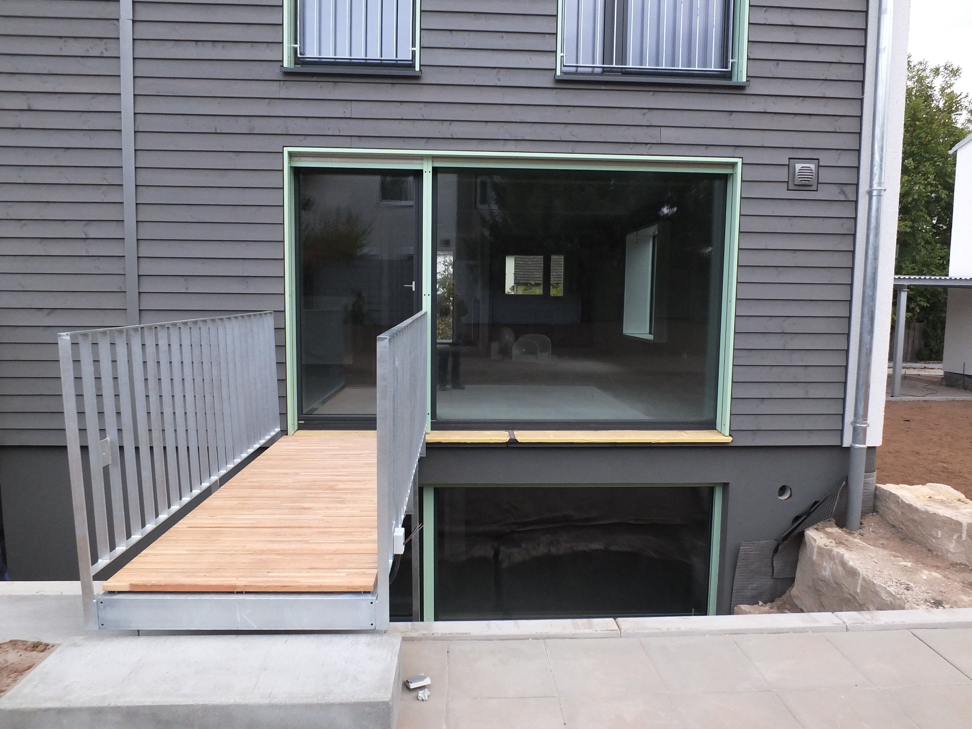 Brücke zur Glasfront des Hauses