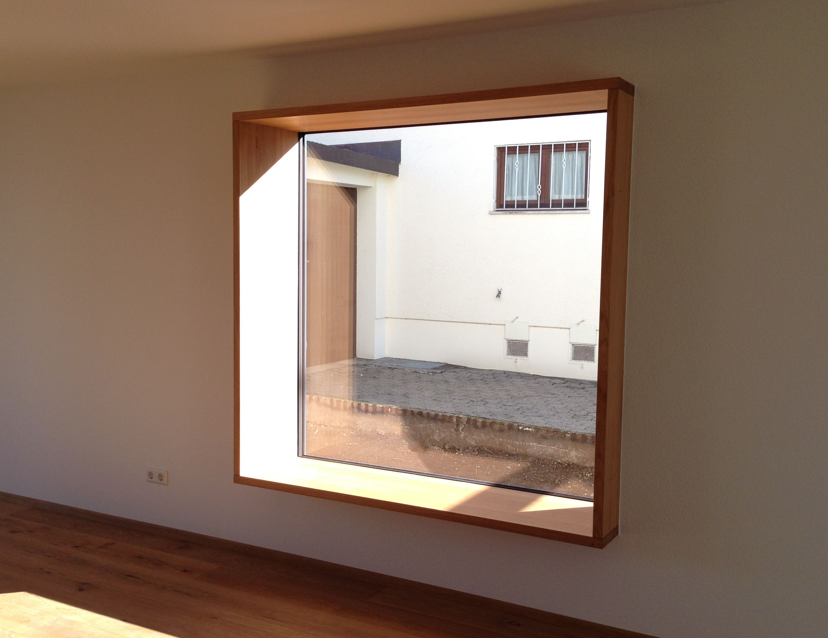 Neues Fenster mit Holzrahmen