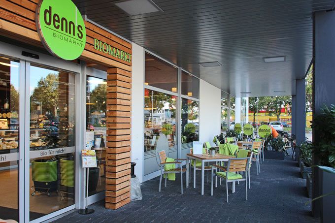 Biomarkt Eingangsbereich mit Vordach und Tischen