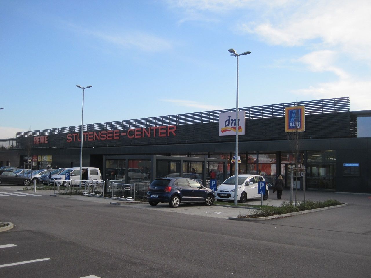 Stutensee-Center mit Parkplatz