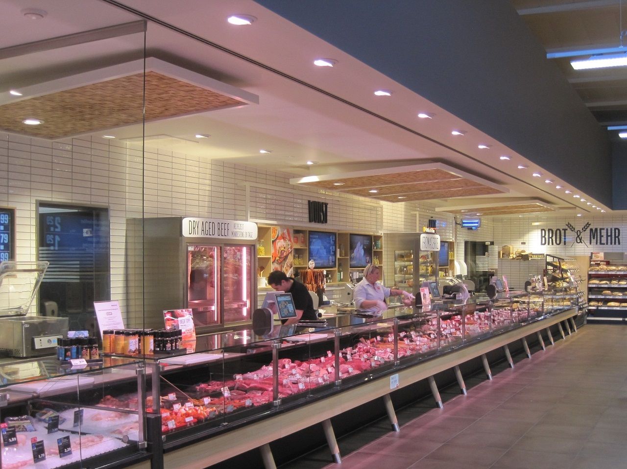 Fleischtheke des Stutensee-Centers bei Betrieb