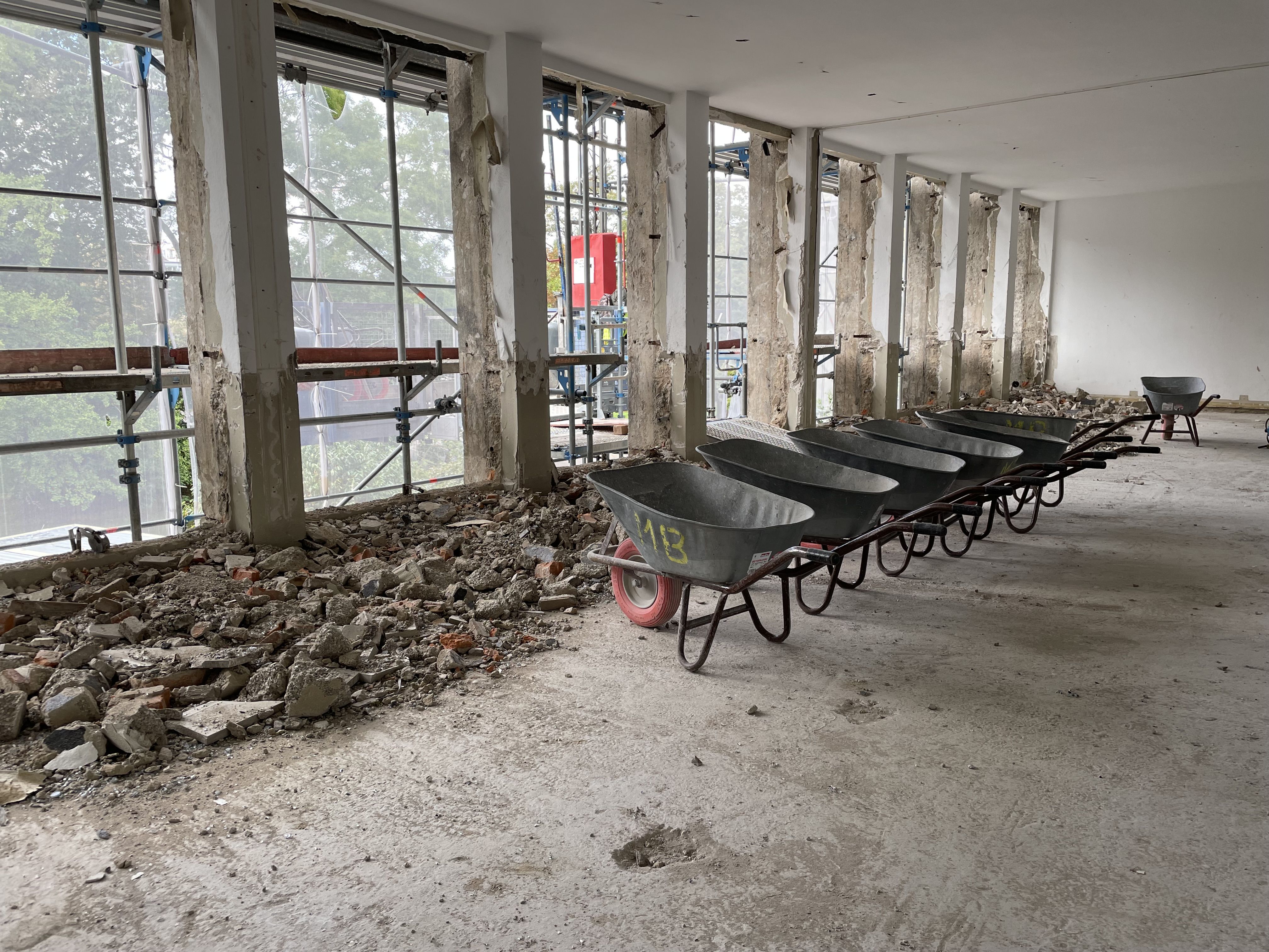 Umbau eines Stockwerks mit Schubkarren