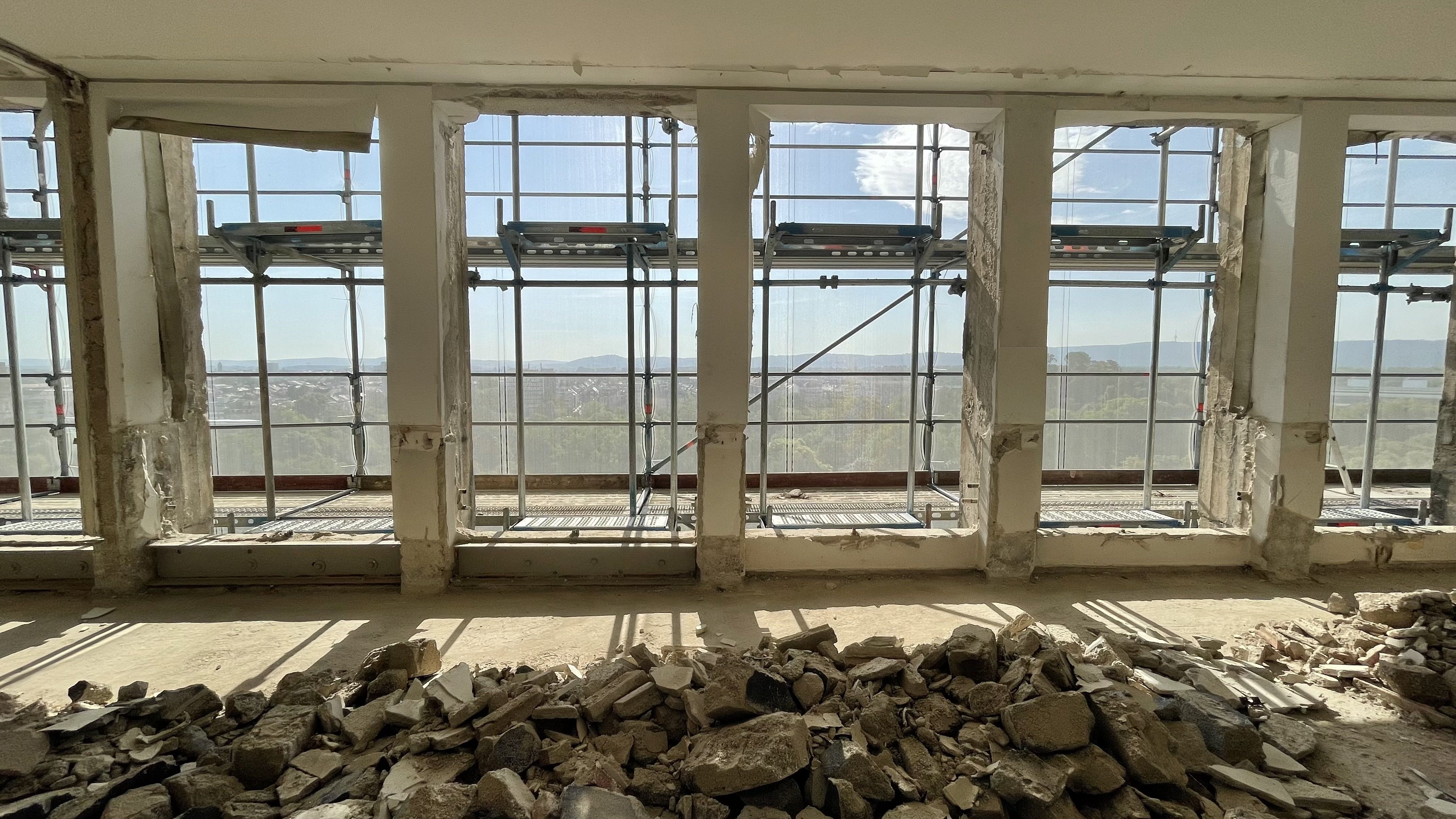Aussicht während des Umbaus mit Gerüst an der Außenfassade