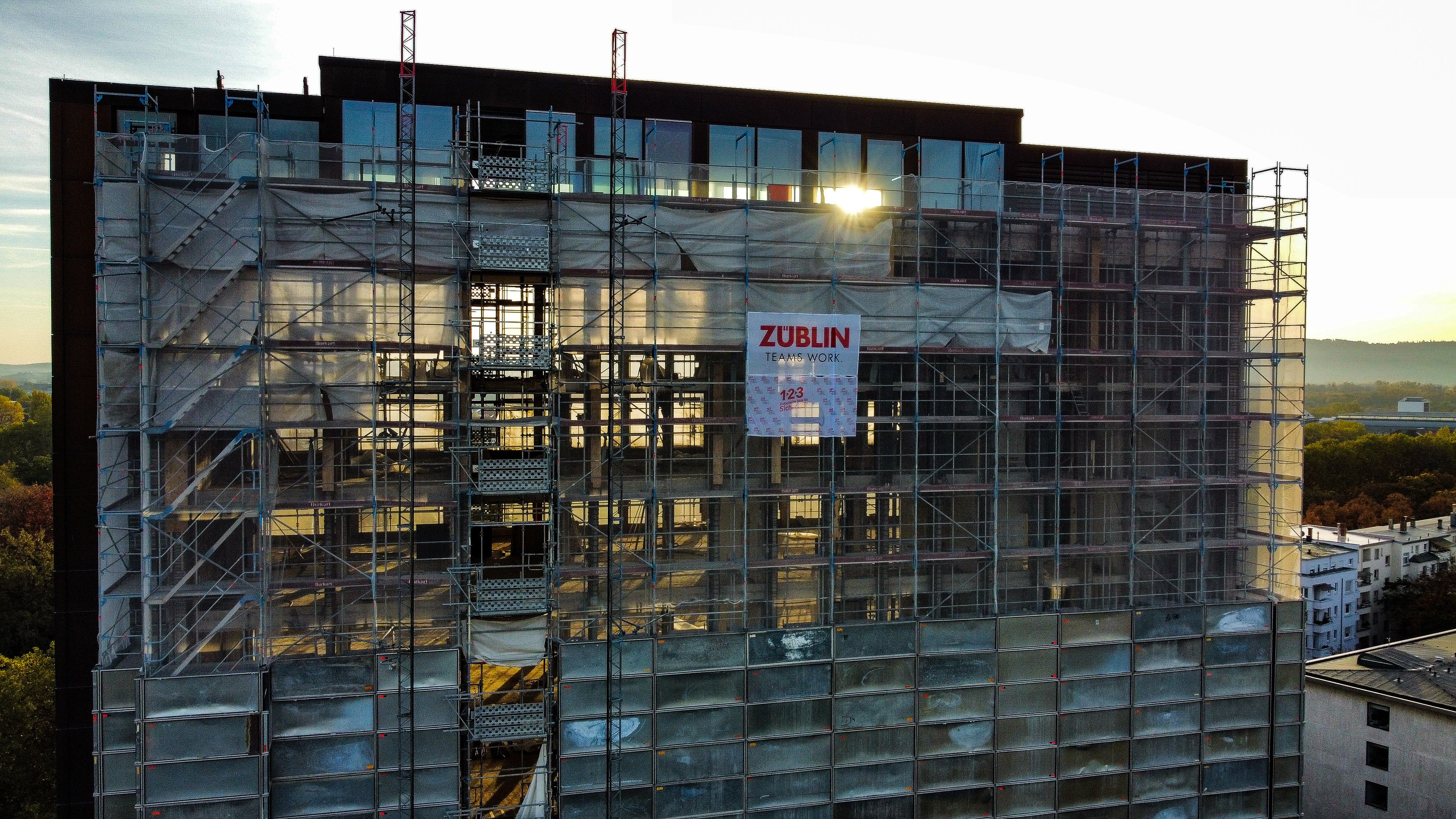 Oberer Teil des Hochhauses mit Gerüst an der Außenfassade