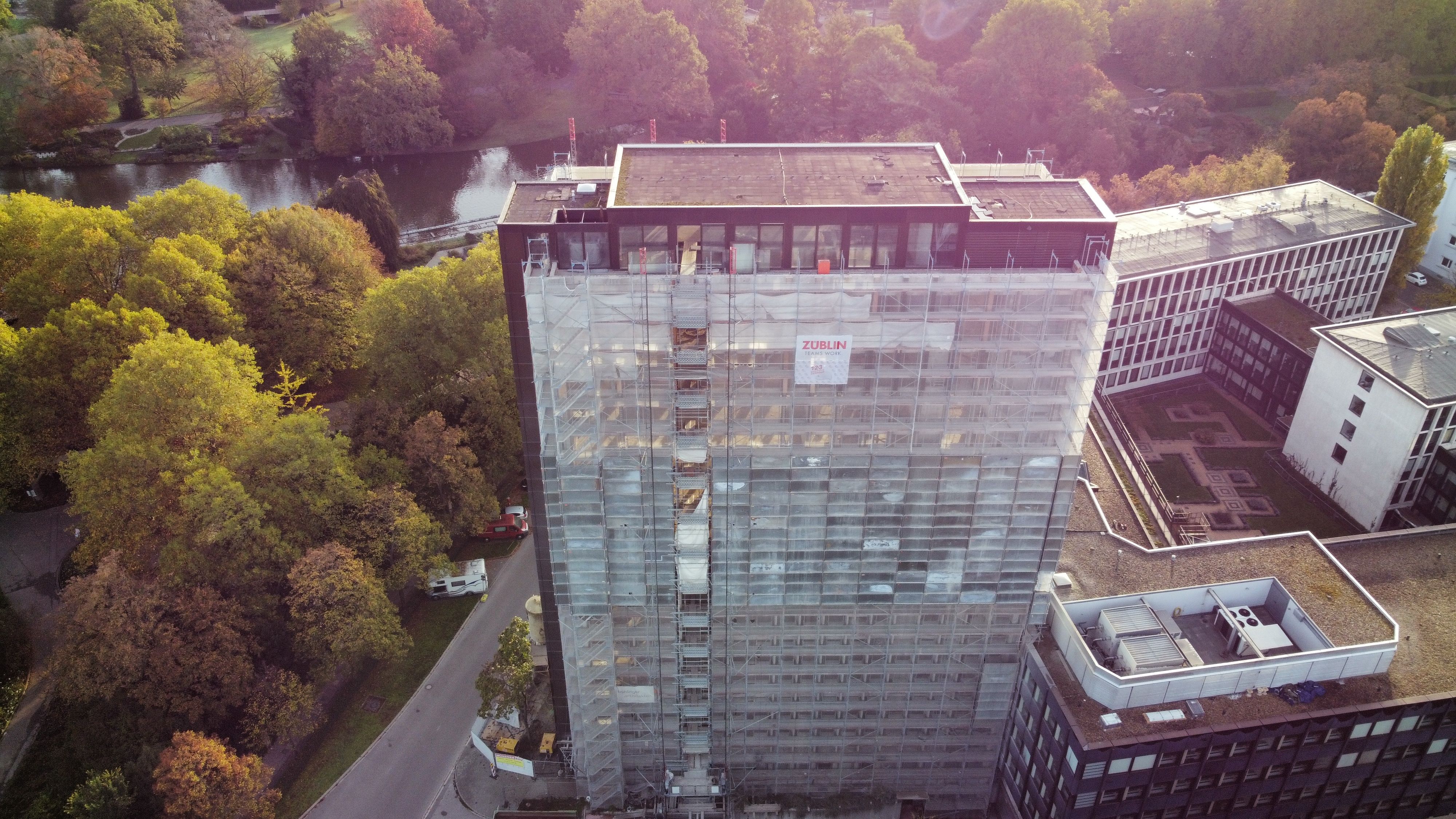 Vogelperspektive über dem Hochhaus