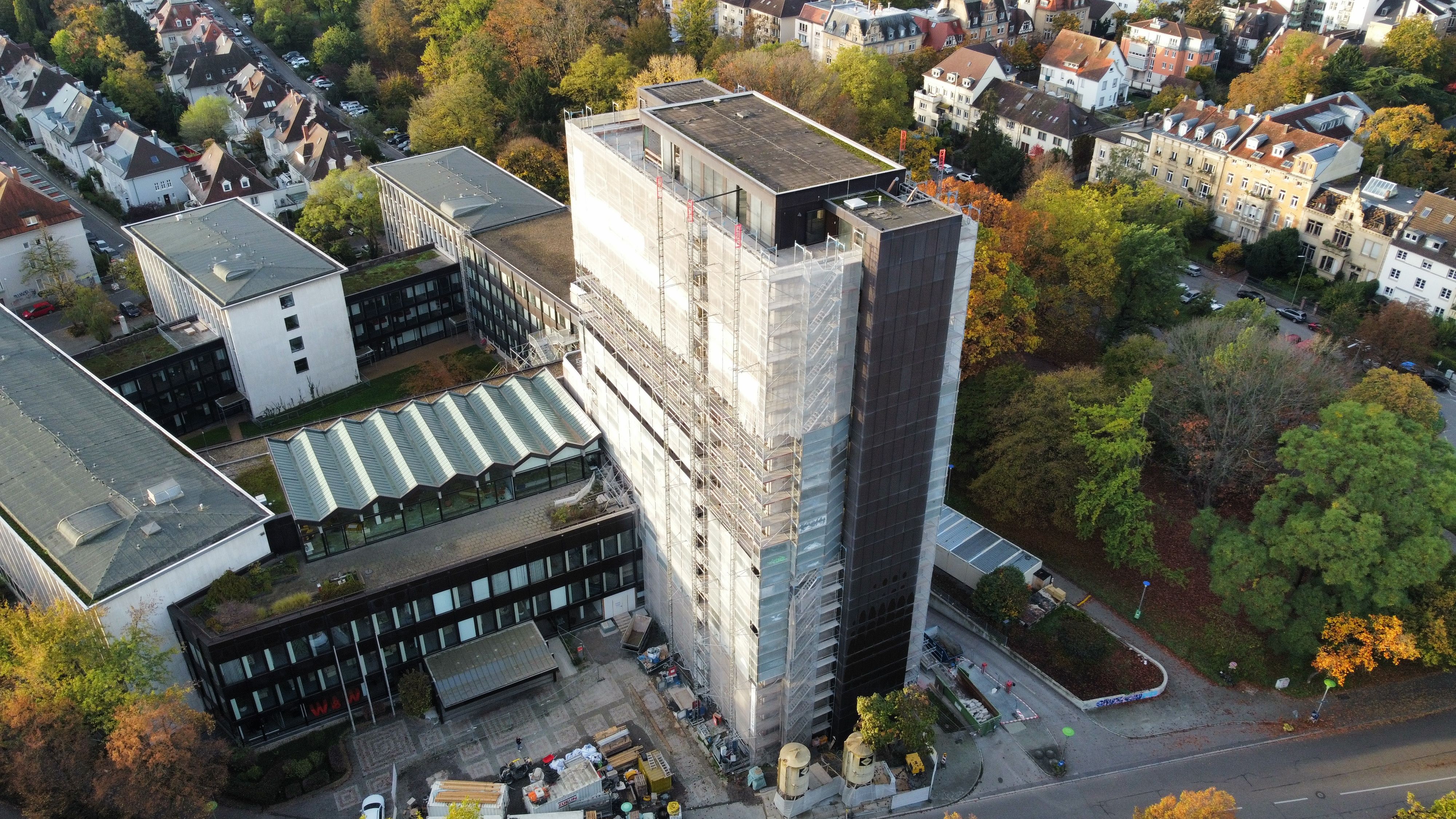 Bürohochhaus während des Umbaus aus der Vogelperspektive