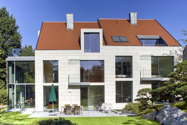 Wohnhaus mit Garten und Glasfront