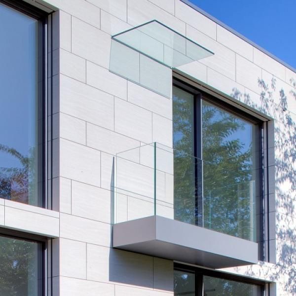 Balkon mit Glasfassade