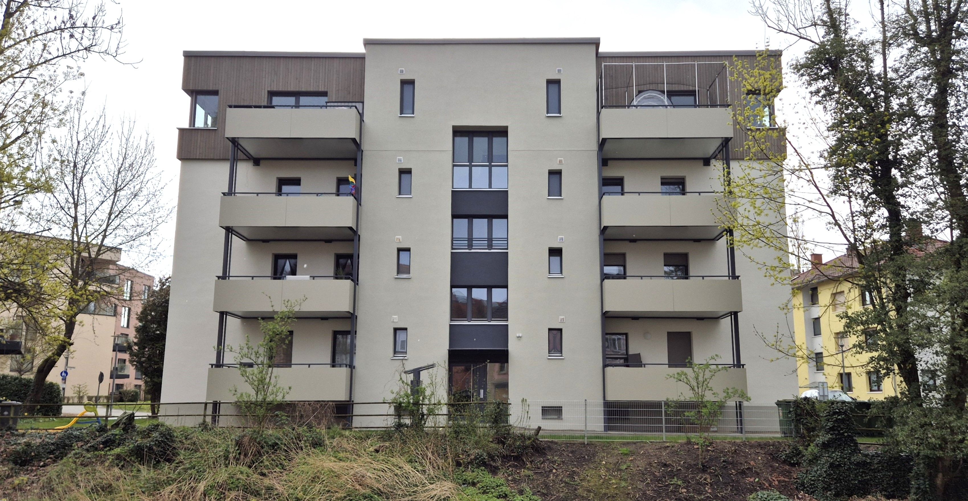 Mehrstöckige Außenfassade mit Balkons